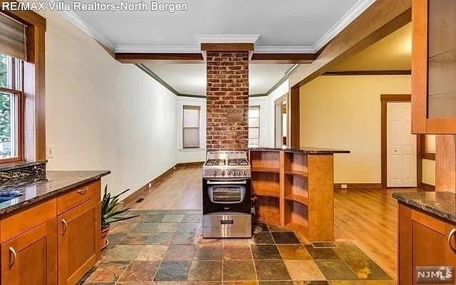 Building Photo - 240 Chestnut St Unit 1 Rental