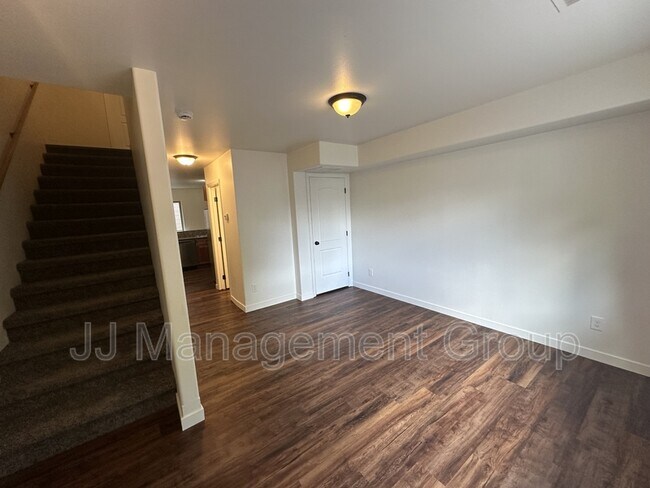 Photo - 10 on Astor Apartments