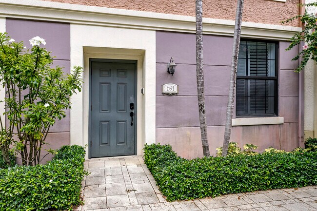 Photo - 691 Hibiscus St