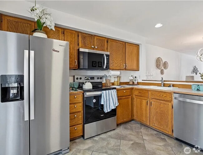 Building Photo - 833 SW Sunset Blvd Rental