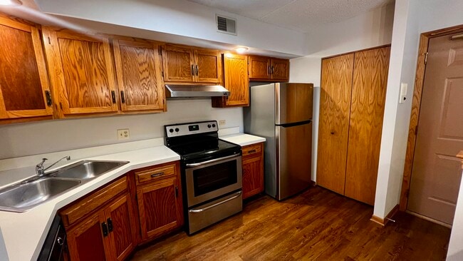 Building Photo - 884 N Prairie Ave Unit 1D Rental