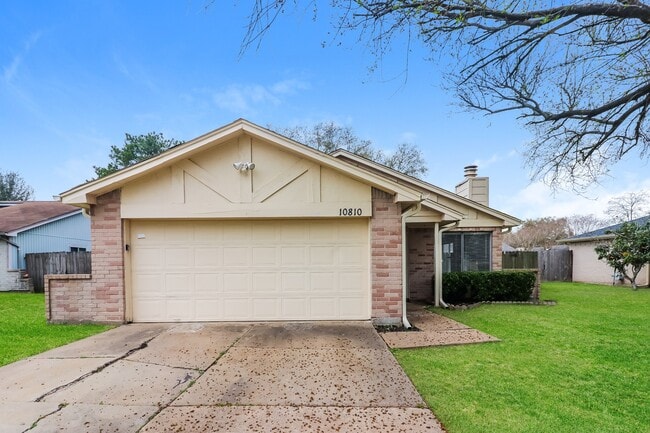 Building Photo - 10810 Lakewood Oaks Dr