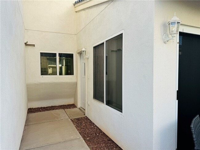 Building Photo - 1800 Club House Dr Unit K90