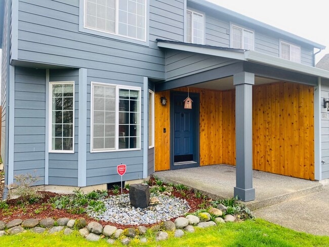 812 Lark Dr