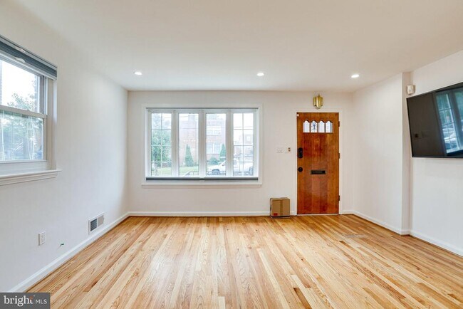 Photo - 5513 Chillum Pl NE
