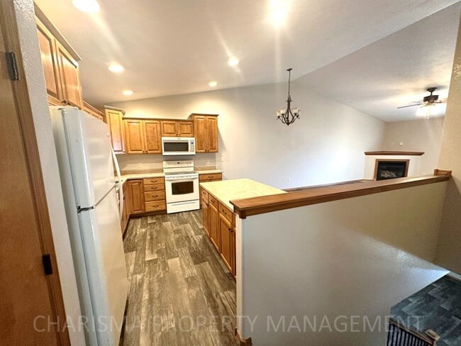 Photo - 4 BEDROOM, 2 BATH TOWN HOME, PET FRIENDLY, AMENITY FILLED, DOUBLE ATTACHED GARAGE!