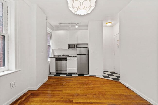 Photo - 140 W 71st St