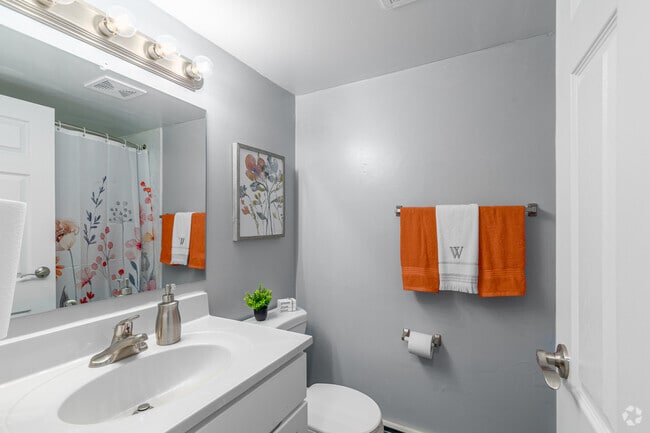 2BR, 2BA - 900SF - Primary Bathroom