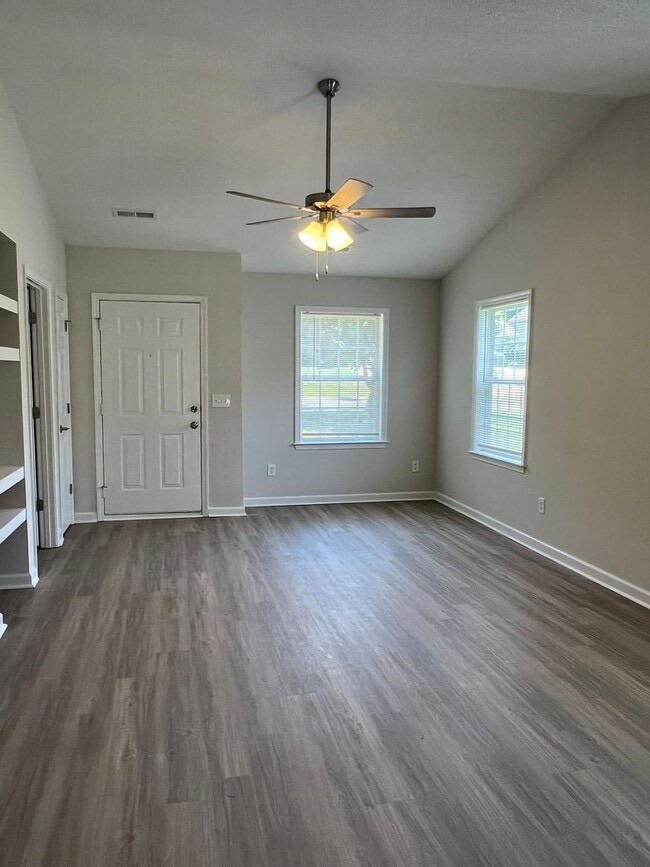 Photo - 122 Springwood Ln