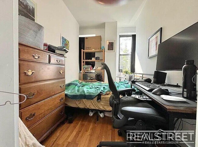 Photo - Gorgeous 3 Bedroom with private Garden in Prime Bushwick! Unidad 1B