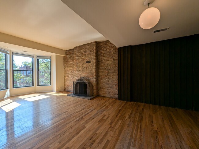 Building Photo - 602 W Surf St Unit 4