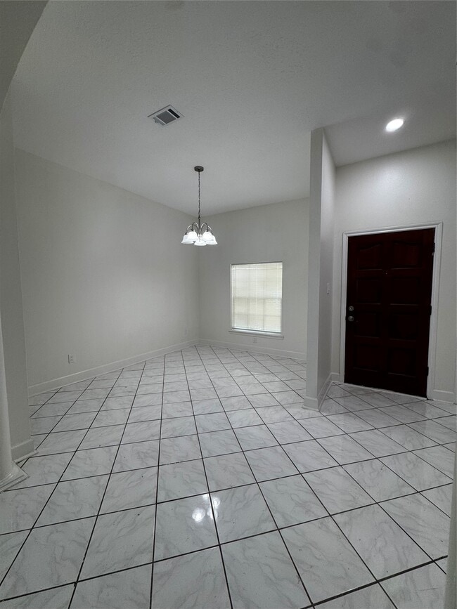 Photo - 2203 Bisontine St