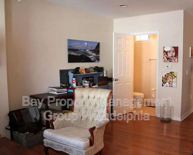 Photo - 2441 E Oakdale St