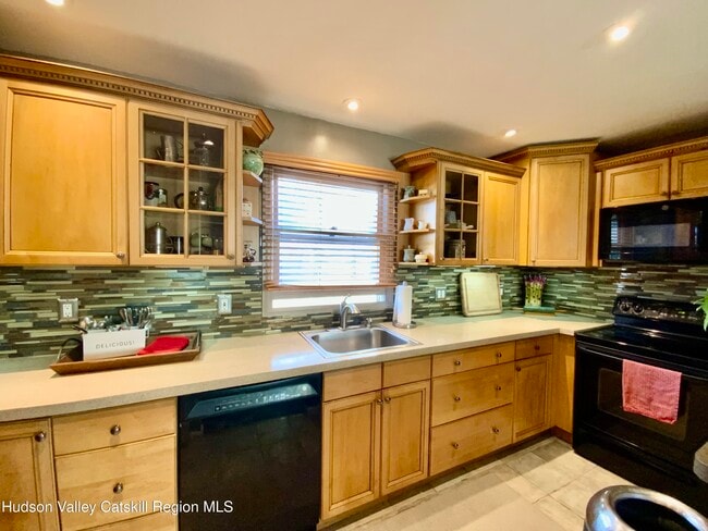 Photo - 136 N Chestnut St