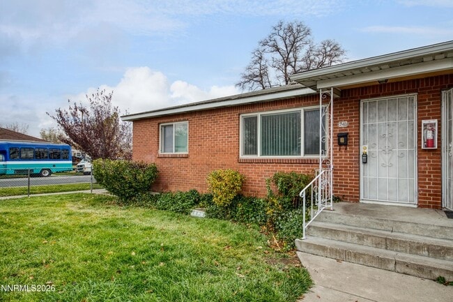 Building Photo - 240 18th St