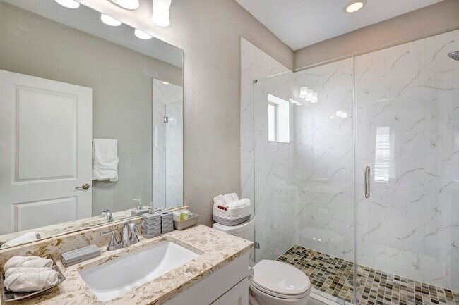 Photo - 917 W 17th St