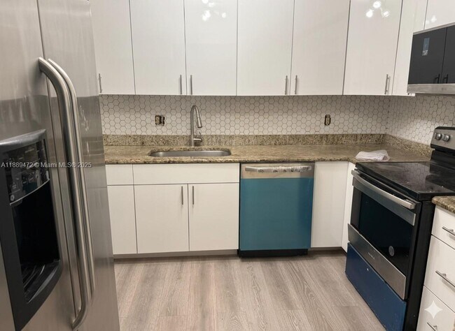 Building Photo - 604 NW 13th St Unit 23