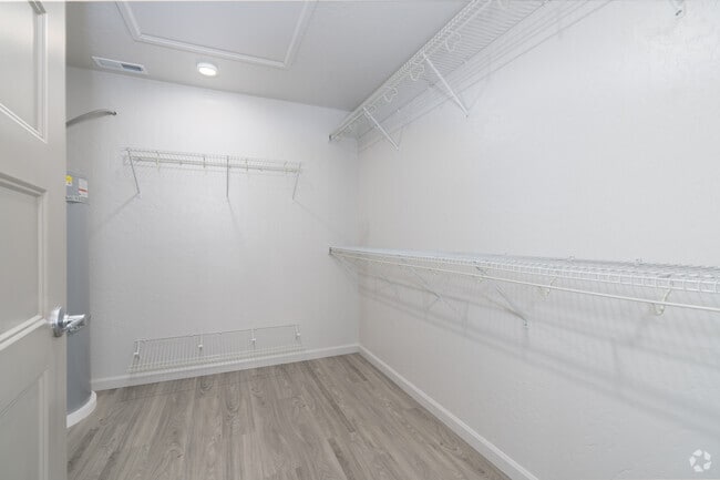 1BR, 1BA - 710SF - Closet