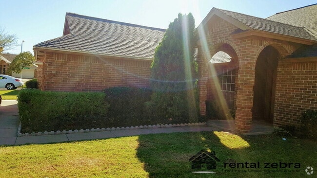 Building Photo - $2095 North Fort Worth! FRESH RENOVATIONS,... Rental
