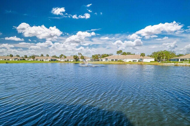 Photo - ~ 2/2 Lake View ~  FULLY FURNISHED turnkey~ Unidad 3227