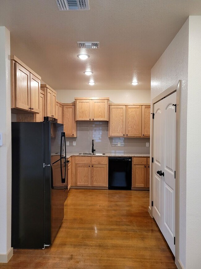 Photo - 1911 Caspian Trl