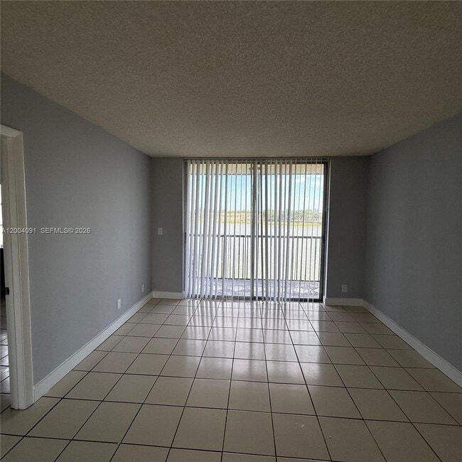 Photo - 8710 N Sherman Cir Unit 305