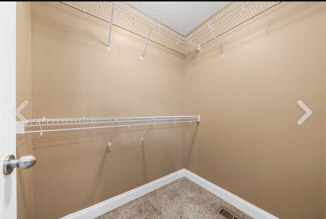 Photo - 546 Falkland Cir