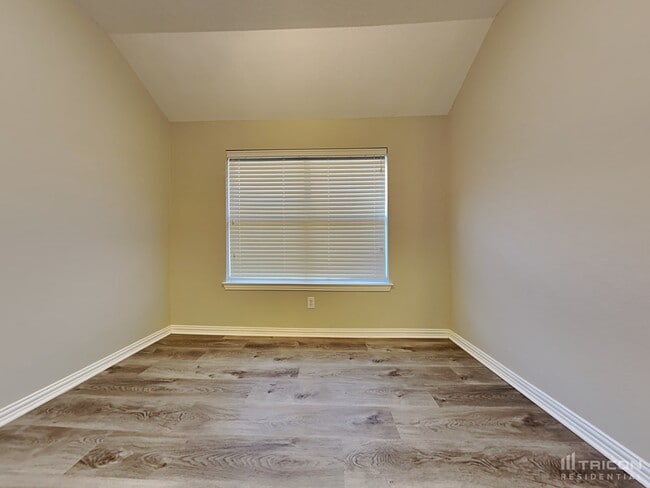 Photo - 2413 Castle Creek Dr