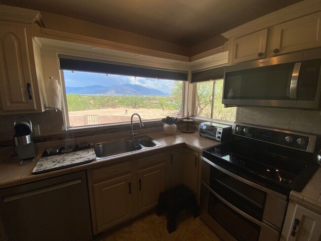 Building Photo - 3 Bedroom 2 Bath perched on a scenic overl...
