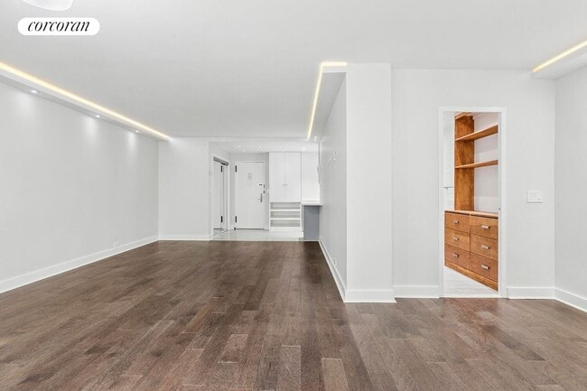 Photo - 77 W 55th St