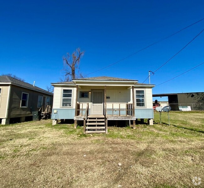 Building Photo - 4 Bedroom 2 Bath Freshly Renovated Home in...