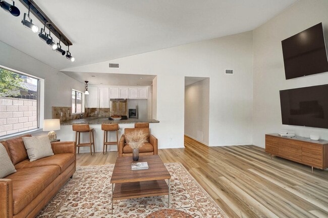 Building Photo - 7134 1/2 Yarmouth Ave Rental