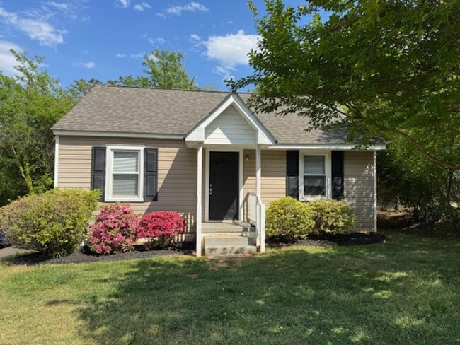 Building Photo - Adorable 2 Bedtoom-1 Bath Bungalow in great location, close to Downtown Greer! Lawn Service inclu...