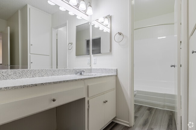 1BR, 1BA - 685SF - Bathroom