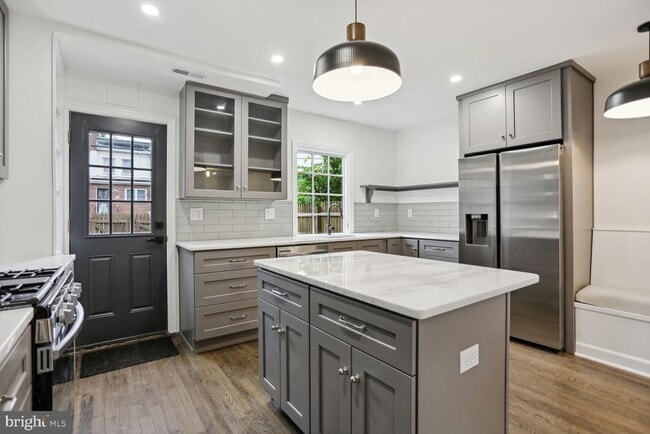 Photo - 323 34th St NE