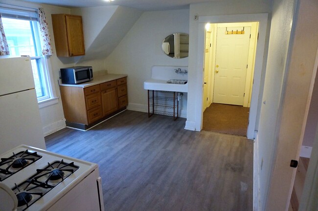 Photo - Large One Bedroom Unit Two Blocks From Brady Street. Unidad 1815 N Astor St  B