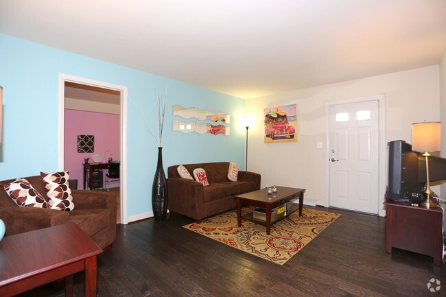 Living room - Towson Place Apartments, Student Off Campus