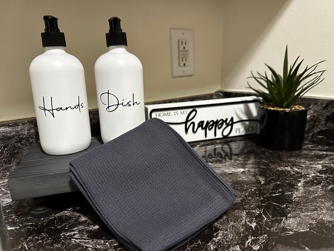 Building Photo - 112 Robbins Ave Unit 112B