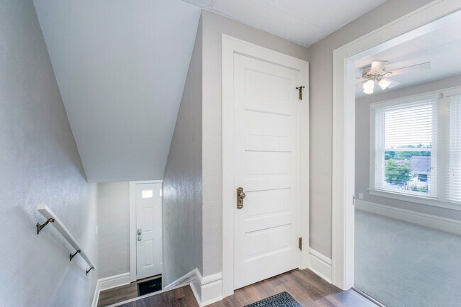 126 E Main St Unit 126.5 Upstairs