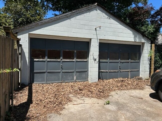 2300 Rosewood Ave