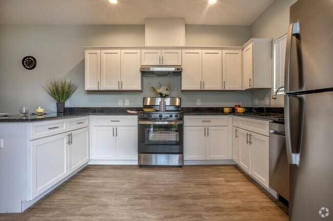 2BR, 2BA - 964 SF