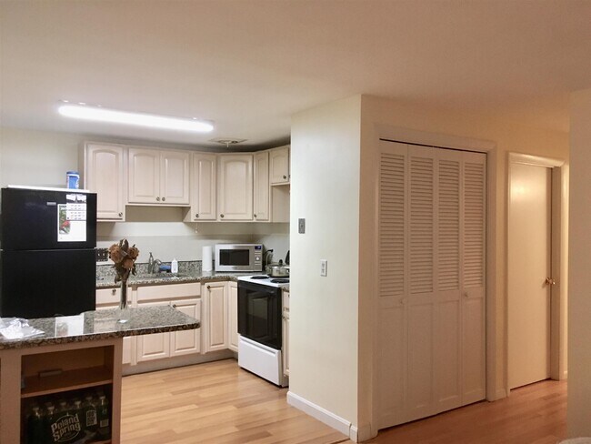 Building Photo - 1 Colonial Village Dr Unit 10