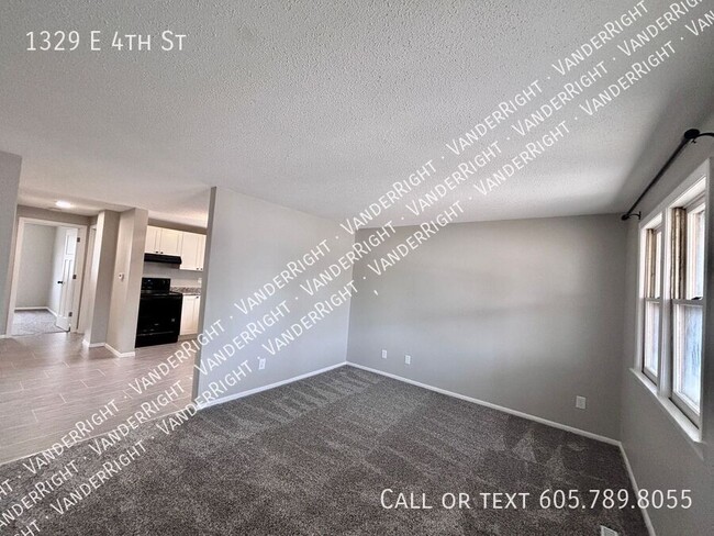 Photo - 1329 E 4th St