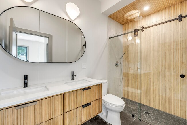 Photo - 566 E 3rd St