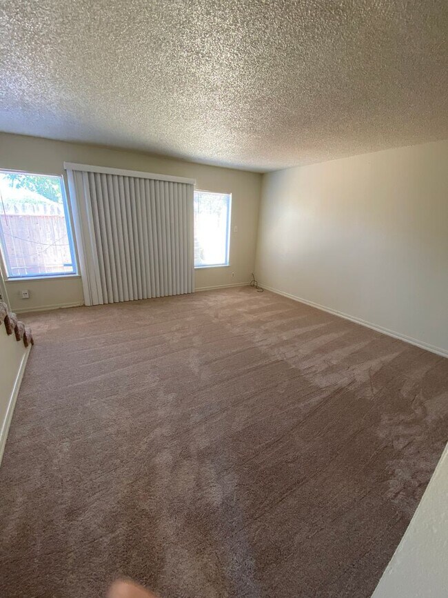 5674 Hillsdale Blvd