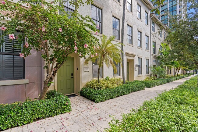 Photo - 687 Hibiscus St