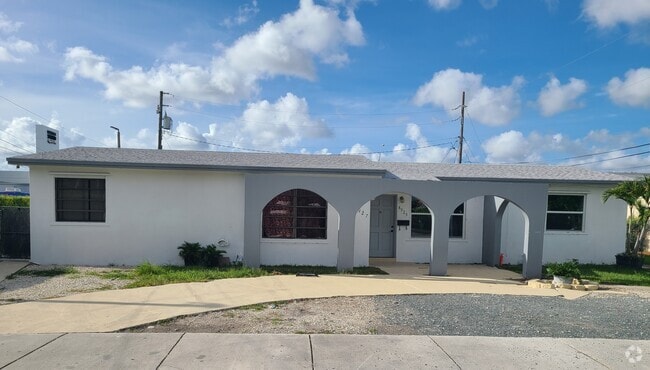 Building Photo - 8925 SW 40th Ter Unit 8925 Rental