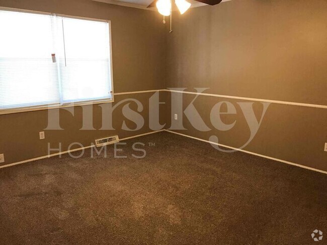 Building Photo - 5641 N Drury Ave Rental