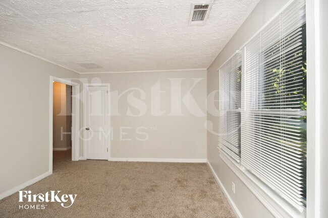 Photo - 1800 Oakmont Dr NW