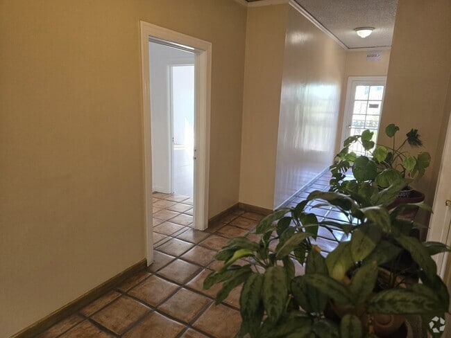 Building Photo - 608 N St Andrews Pl Unit 8 Rental